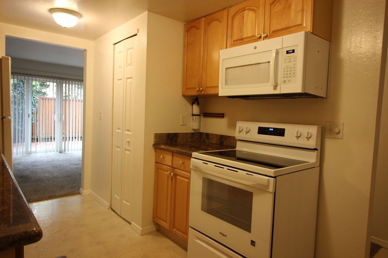 Foto principal - 2 Bedroom Townhome for Rent