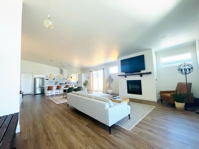 Building Photo - Newer Modern Custom Home