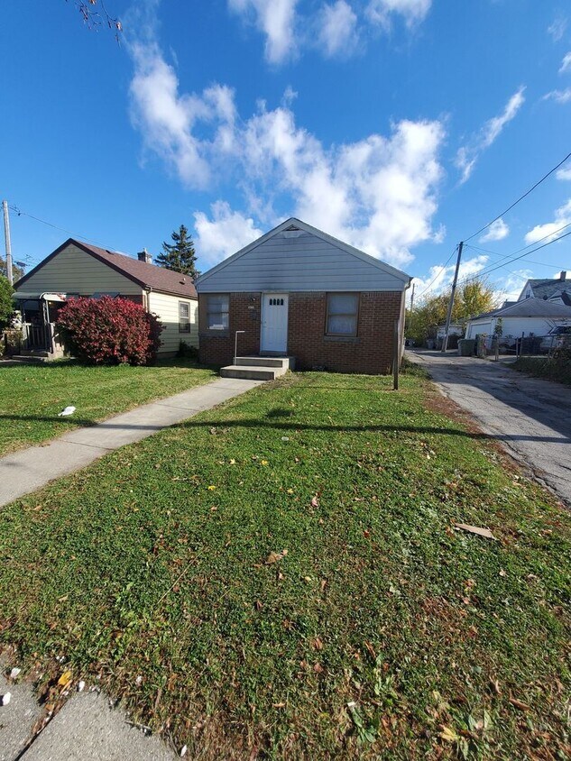 Foto principal - 2 Bedroom Single Family - Brand new Flooring