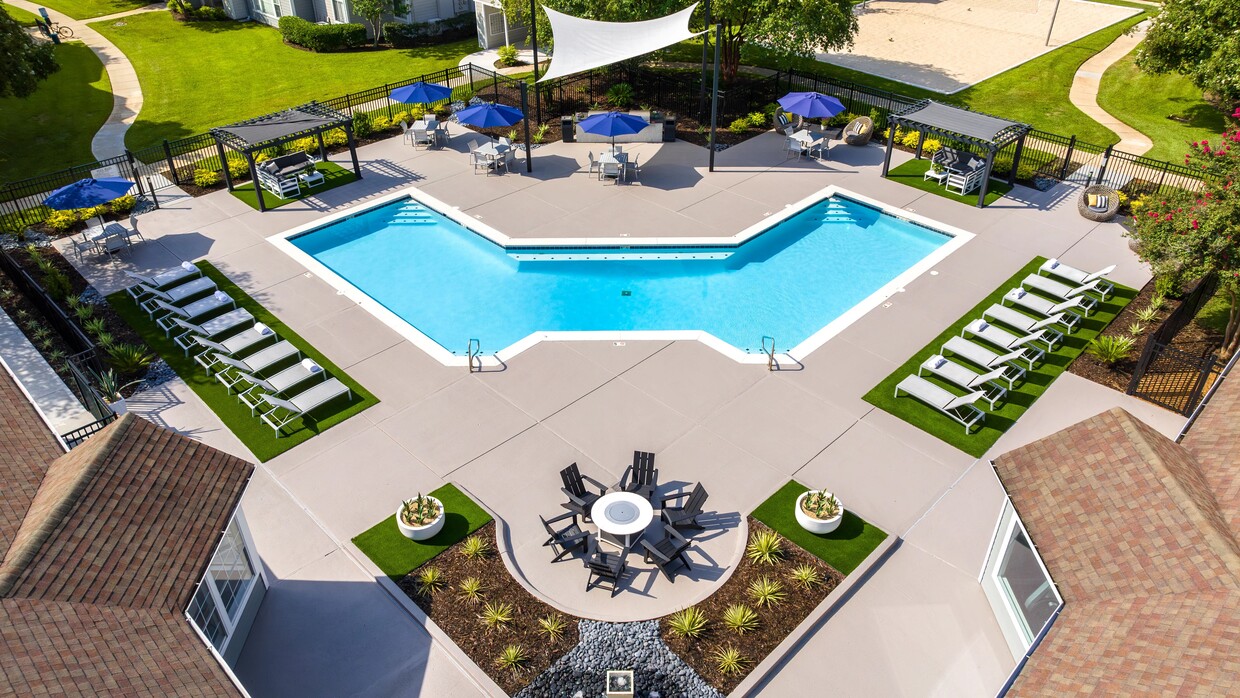 Enjoy a refreshing dip in the resort-style pool or relax on our expansive sundeck, complete with lounging areas, shaded seating, and a cozy fire pit. Perfect for relaxation and socializing on a sunny day. - MAISON Burbank