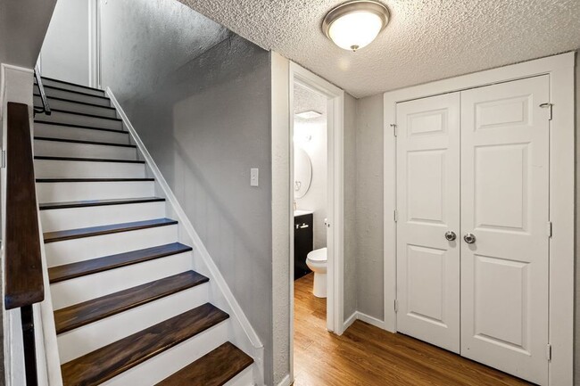 Foto del edificio - SPACIOUS UPDATED TOWNHOME - 1440SF