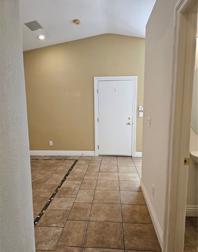 Building Photo - BEAUTIFUL 2 BEDROOM 2 BATH UNIT