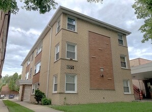Building Photo - 2650 W Touhy Ave