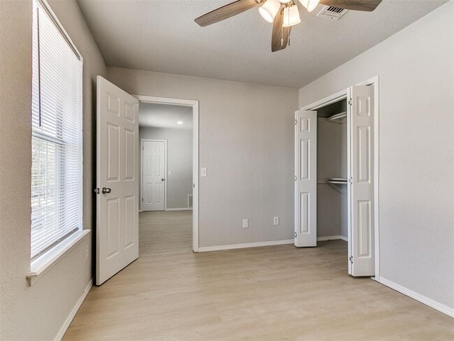Foto del edificio - 817 SW 64th St