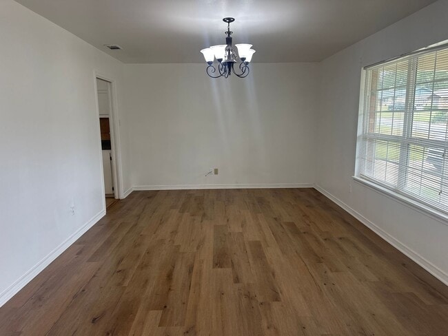 Foto del edificio - 2213 Suanne Dr