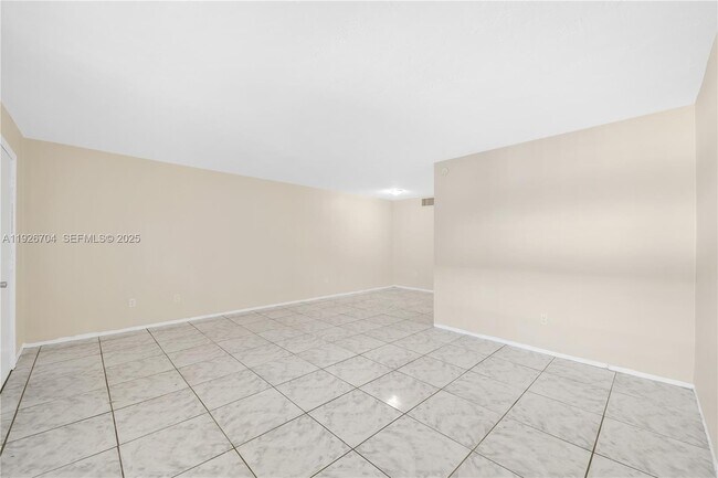 Foto del edificio - 16215 NE 18th Ct