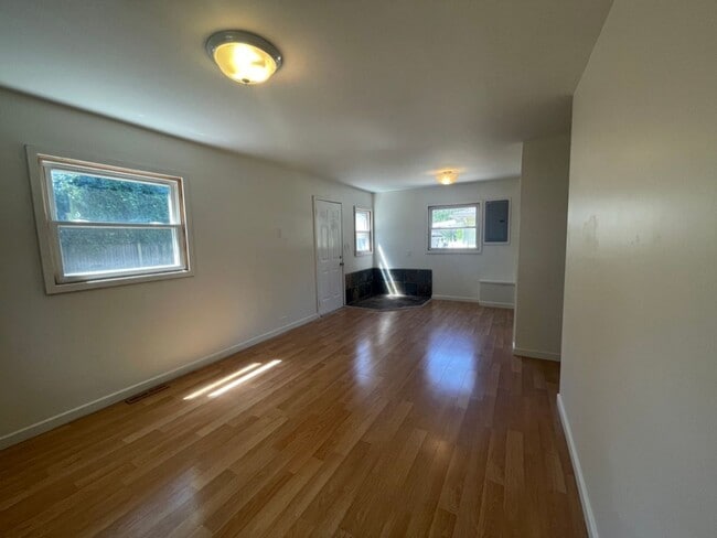 Building Photo - Eclectic Ferndale Charmer