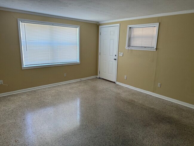 Building Photo - 6067 Longchamp Dr