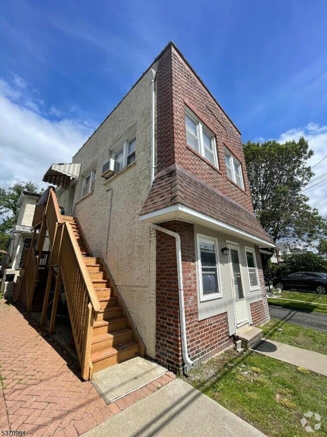 Building Photo - 554 W Broad St