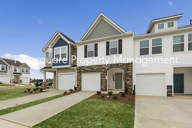 Foto del edificio - Townhome! | Back Patio with Privacy Fence|...