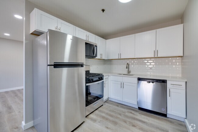 2 habitaciones, 2 baños, 950 pies cuadrados, cocina - 7012 Rising Sun Ave.