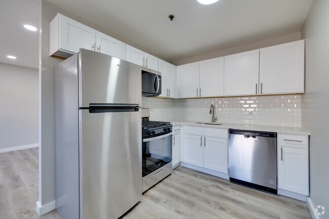 2BR, 2BA - 950SF - Kitchen - Austin Manor Apartments