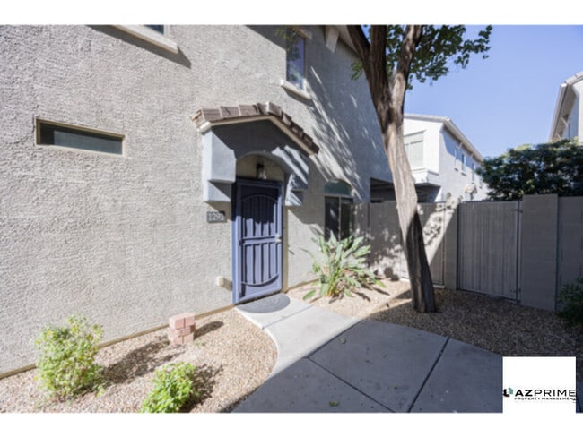 Foto del edificio - Experience Modern Living in This 3/2.5 Townhome in a Secure Gated North Phoenix Community.