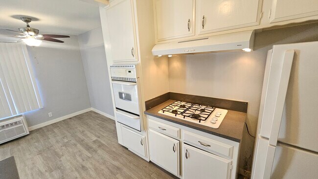 Foto del edificio - 545 Hayworth Ave