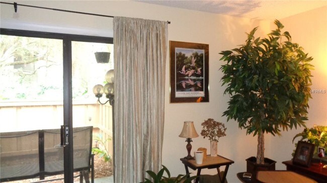 Foto del edificio - 222 Crown Oaks Way