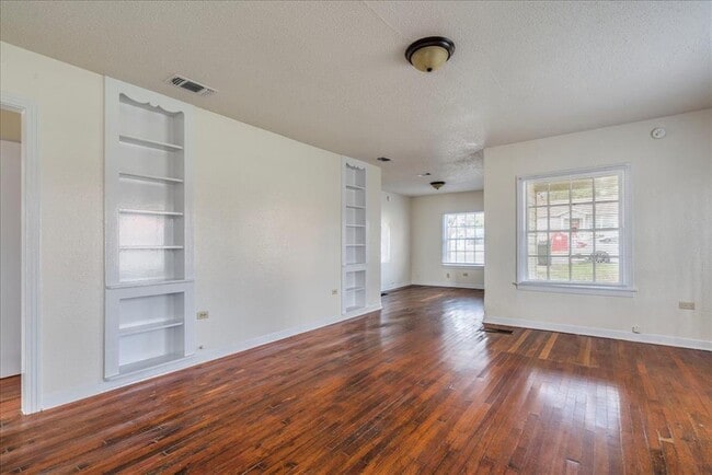 Building Photo - 1119 N LBJ Dr