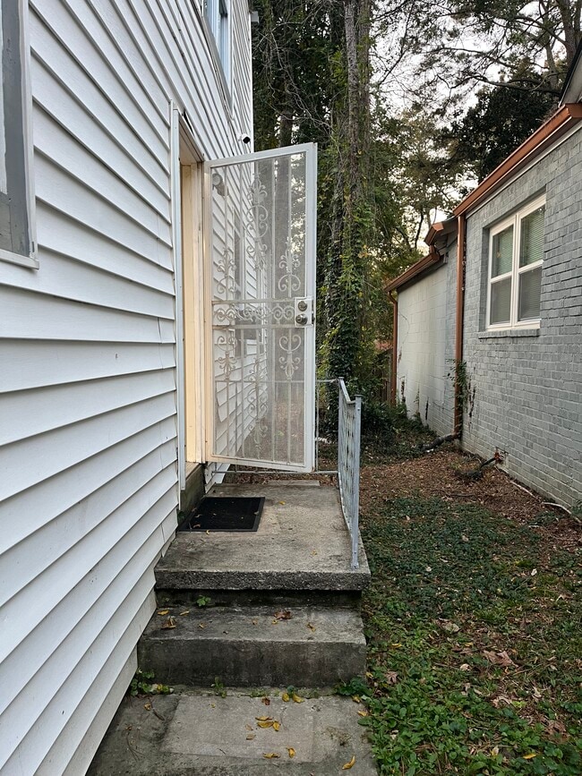 Building Photo - Fully-Furnished Rooms for Rent