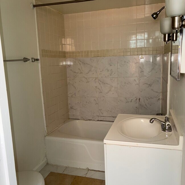 baño - 330 N 4th St