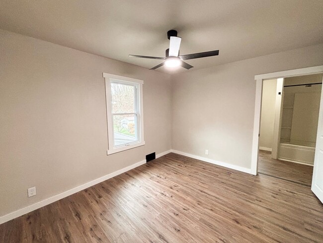 Building Photo - 489 Evergreen Rd