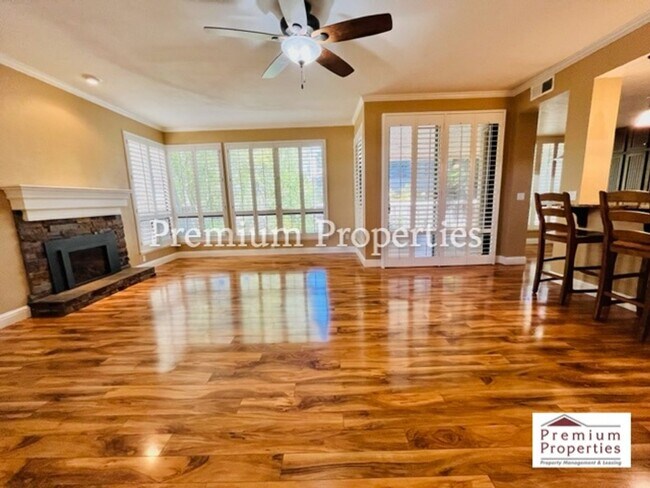 Foto del edificio - Beautiful 2BD/2BA Condo Unit in the Gated Community of Lakemont at Canyon Lakes- San Ramon
