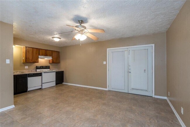Foto del edificio - 3900 Old College Rd