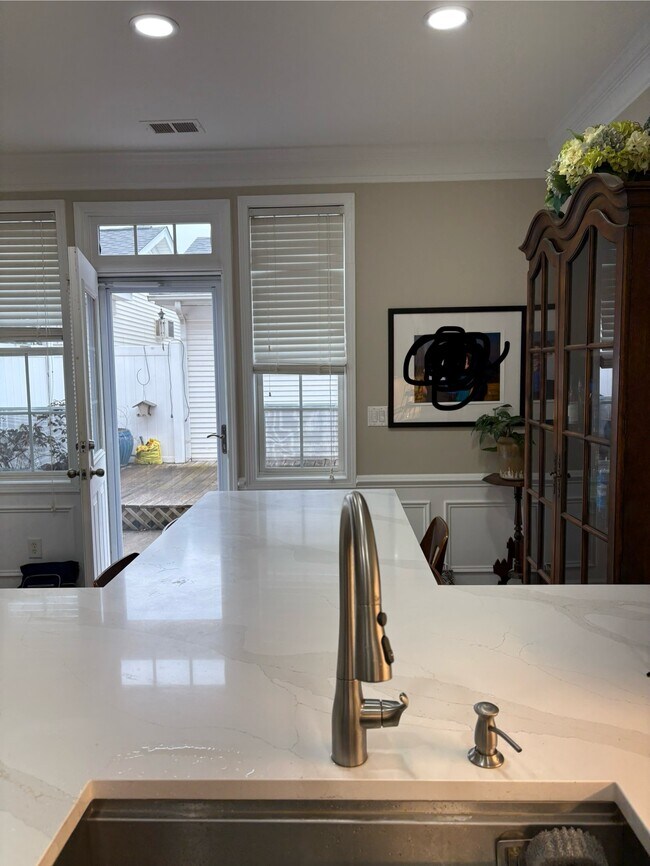 Hermosas encimeras de cuarzo nuevas con mesa de isla y 4 taburetes de bar para comer. - 163 Singleton Rd