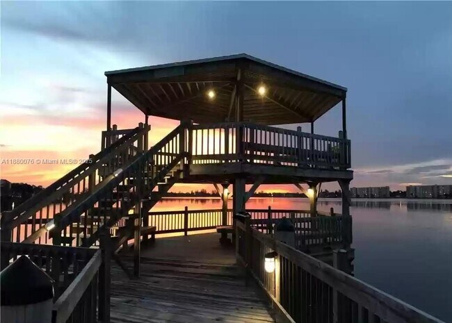 Foto del edificio - 109 Lake Emerald Dr