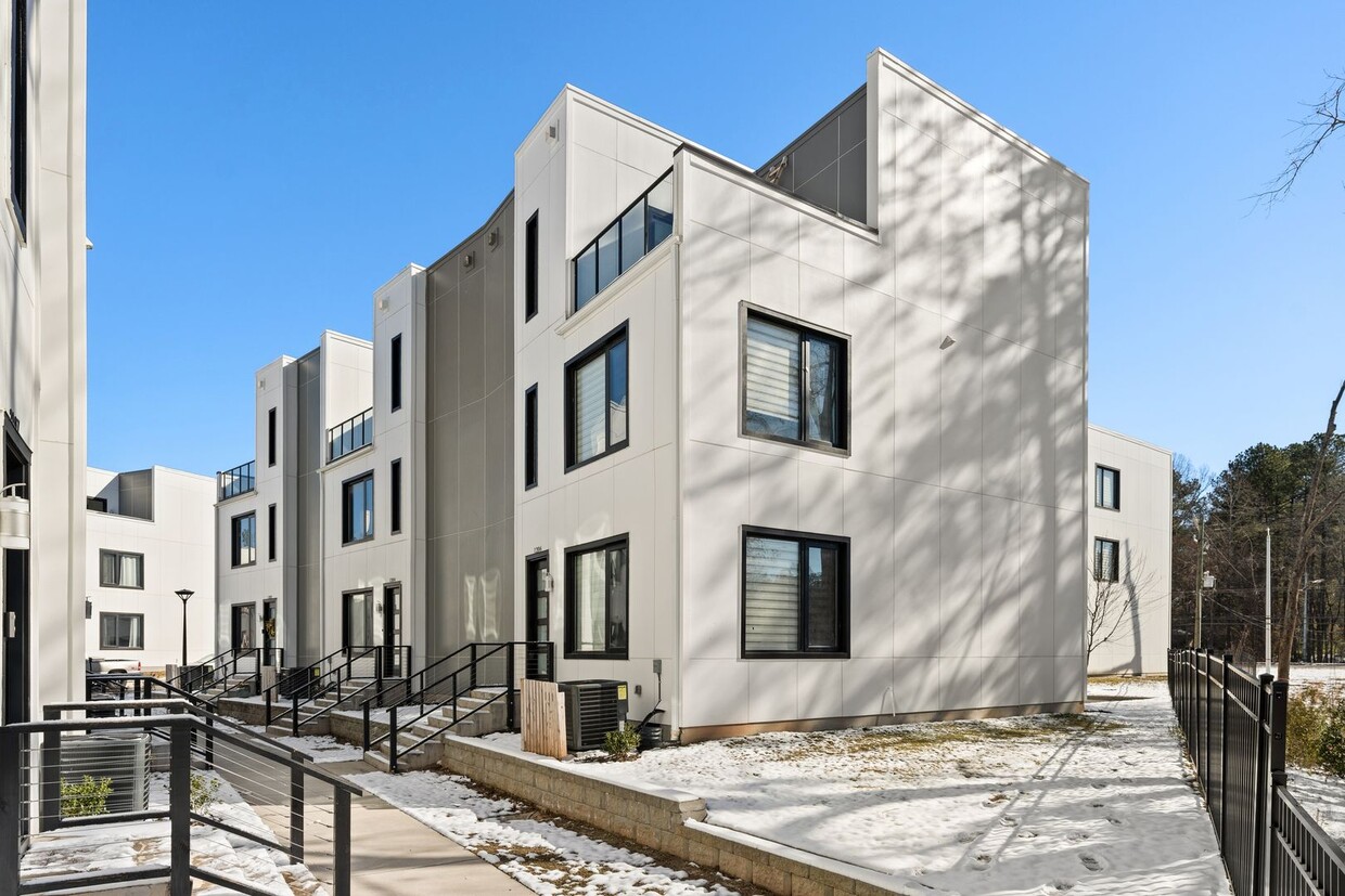 Foto principal - Ultra Modern Durham Townhome Available Now