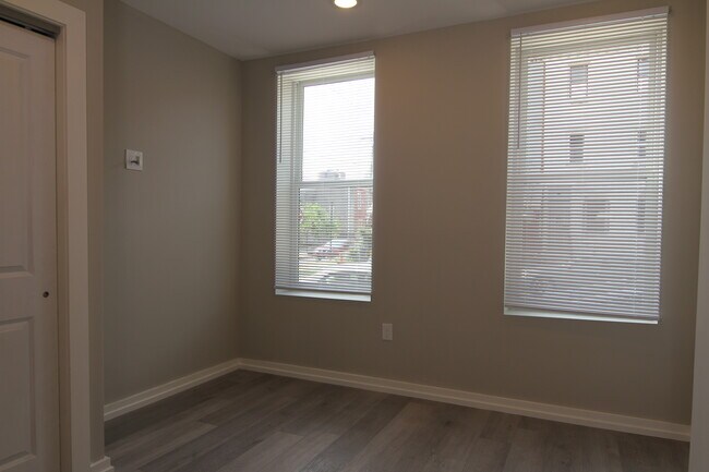 Building Photo - 4810 Oxford Ave