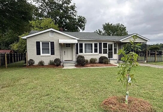 Primary Photo - 903 Lakeview Dr