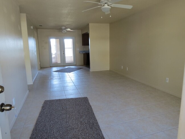 Building Photo - 2 Bedroom Condo With Garage and Lake Views