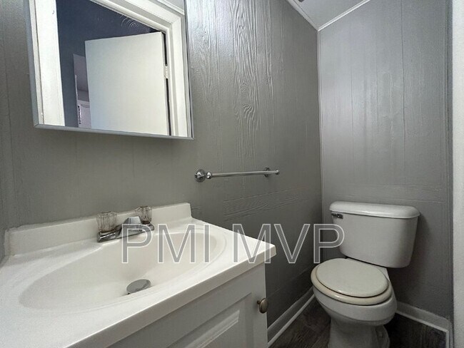 Foto del edificio - 3029 Rotunda Ct N
