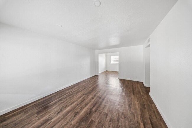 Foto del edificio - 1152 S Quaker Ave