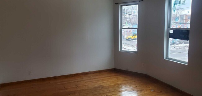Building Photo - 32 N White St