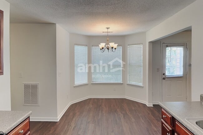 Foto del edificio - 1864 Tulip Petal Rd