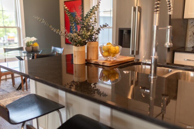 Building Photo - 1550 S Piazza Dr