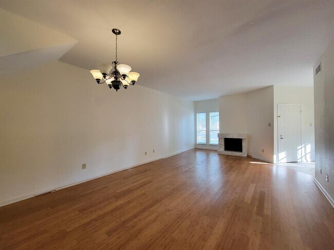Foto del edificio - 10811 Richmond Ave.