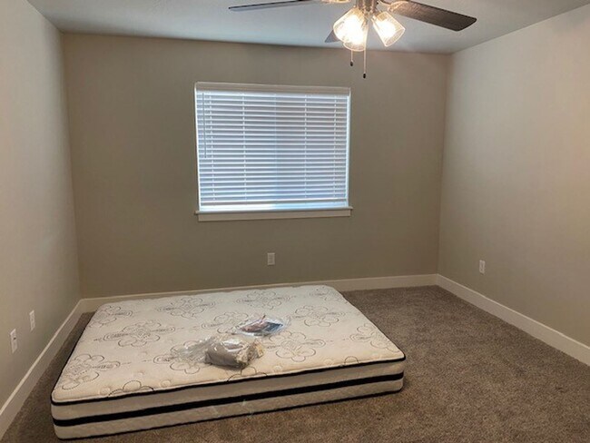 Building Photo - 3B/2.5B Townhome