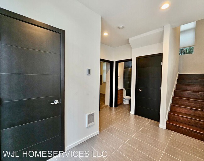 Building Photo - 3 br, 2.5 bath House - 2024 NW 62nd St Uni...
