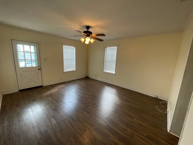 Building Photo - House for rent!