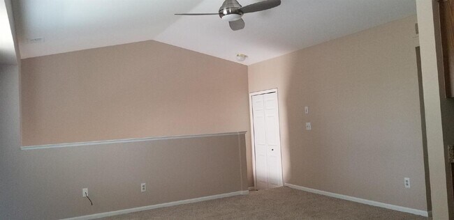 Building Photo - Updated 2 Bed Upper Condo, Vaulted Ceiling...