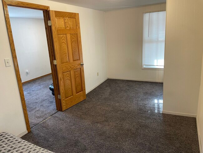 Building Photo - 807 Shiocton St