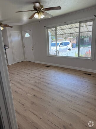 Building Photo - 25 Maple Ln S