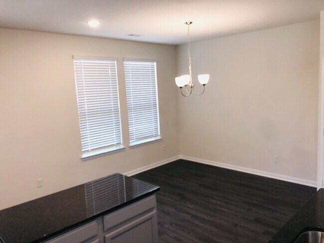 Foto del edificio - Modern Comfort with a Spacious Backyard in...