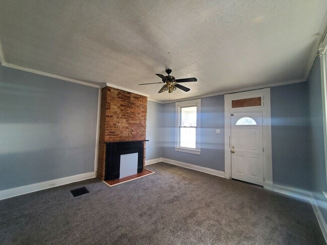 Building Photo - Spacious 3 Bedroom 1.5 Bath House in Price...