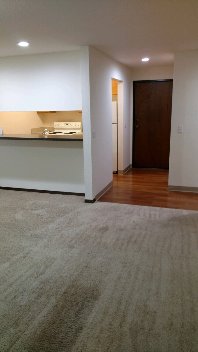 #103 Cocina desde la sala - Pinehurst Apartments