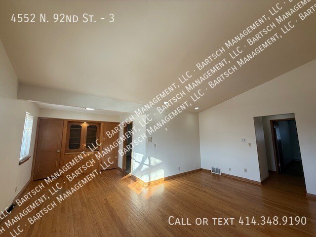 Foto del edificio - 4552 N 92nd St