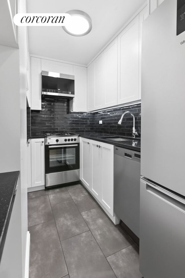 Building Photo - 211 E 53rd St