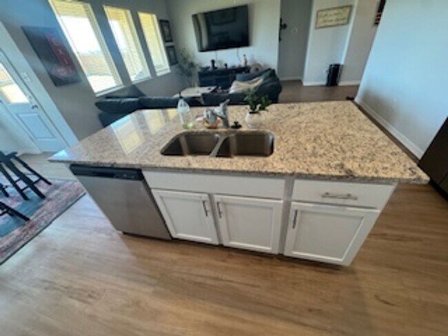 Foto del edificio - Brand-New 4BR Home with Modern Design in S...