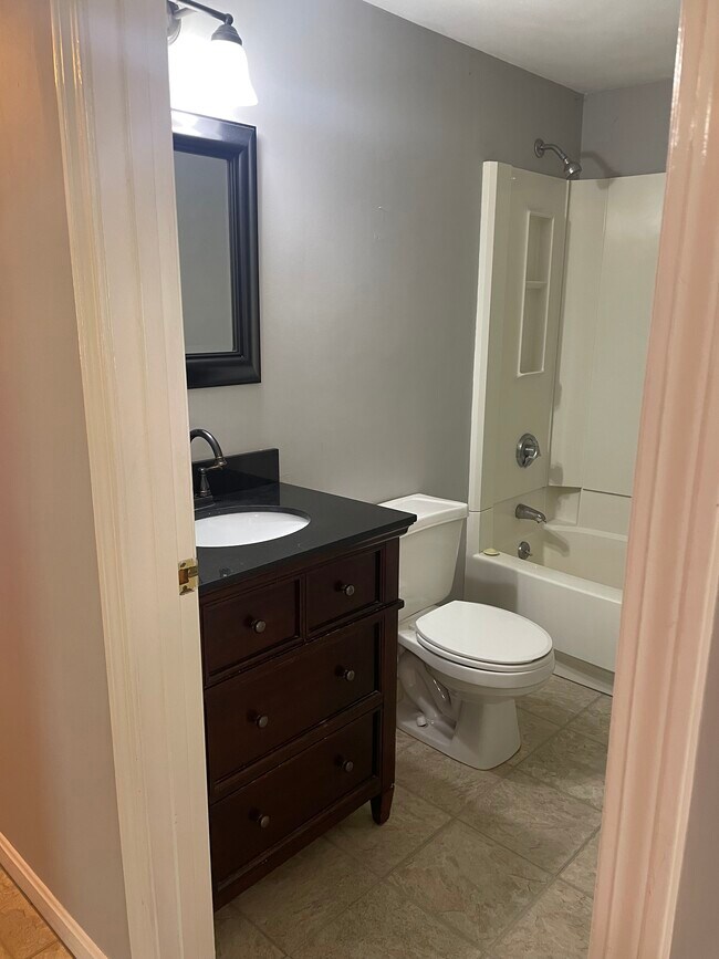 Baño - 123 Central St